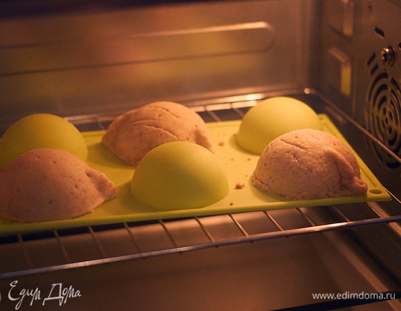 Выпекать при 160°C с конвекцией до золотистости. Минут 15–20, зависит от духовки и замороженности теста.