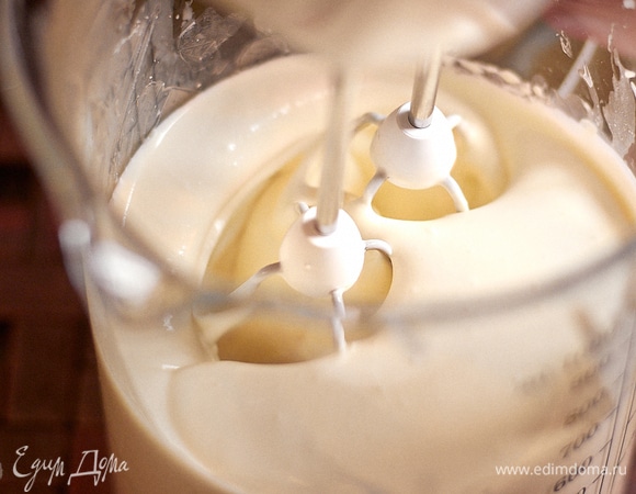 Основу для кофейного крема достать из холодильника, взбивать, постепенно повышая скорость.