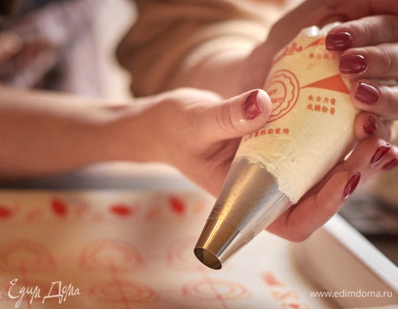 На коврик нанесите разметку: примерно 5 см кружки или квадратики. Насадкой «круг» 6 мм отсадите «ядрышки грецкого ореха». Как снежинку рисовать. Заморозьте.