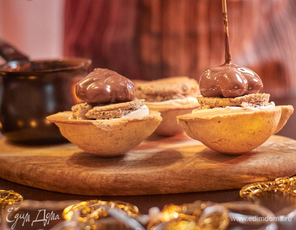 Замороженные «грецкие орешки» обмакните в глазурь, выложите поверх дакуаза.