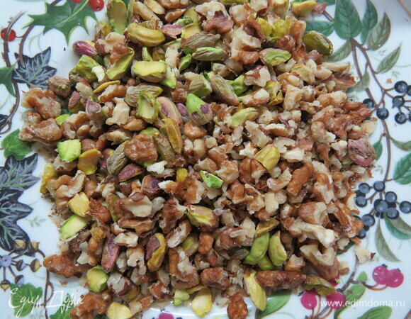 Промытый изюм и цукаты замочить в крепком чае или алкоголе на ночь. Орехи порубить. Разогреть духовку до 180°C. Застелить противень бумагой для выпечки.