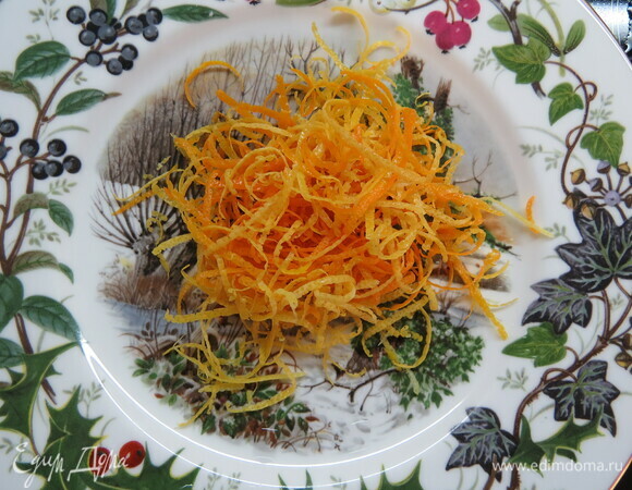 Снять цедру с апельсина и лимона. Творог протереть через сито или пробить с помощью блендера.