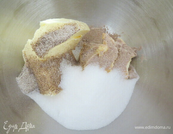 Масло комнатной температуры взбить с двумя видам сахара до состояния светлого крема.