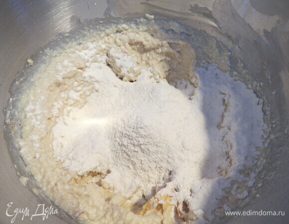 Пшеничную муку (550 г) просеять с разрыхлителем и солью, всыпать к остальным ингредиентам и замесить тесто. Долго вымешивать не надо, только до однородности. Получится мягкое тесто, которое будет немного липнуть к рукам.