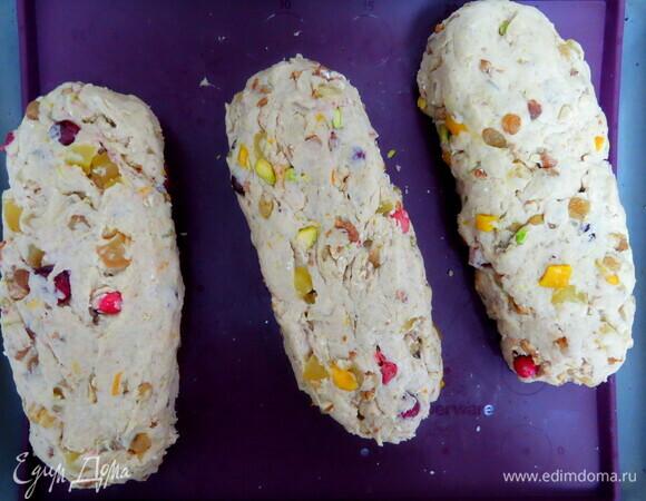 Разделить тесто на 3 части и сформировать 3 штоллена. Выложить их на подготовленный противень и выпекать в предварительно разогретой духовке 40–50 минут.