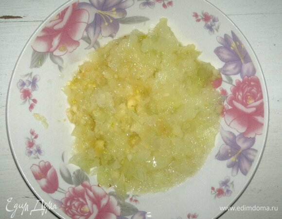 Лук и чеснок очистить, измельчить в блендере.