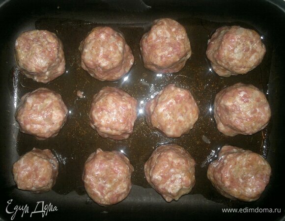 Форму для запекания смазать половиной растительного масла. Из фарша сформировать цилиндры (примерный вес — 90 г). Выложить их на противень.