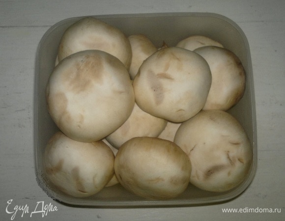 Шампиньоны протереть салфеткой.