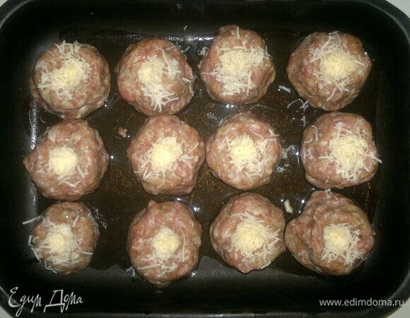 Сыр натереть на мелкой терке. В мясных цилиндрах сделать углубления и насыпать в каждое углубление немного сыра.