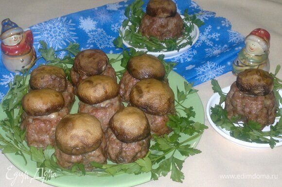 Котлеты с грибами «Боровики» выложить на блюдо. Украсить зеленью петрушки. Приятного аппетита! С Новым годом!