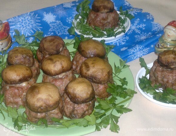 Котлеты с грибами «Боровики» выложить на блюдо. Украсить зеленью петрушки. Приятного аппетита! С Новым годом!