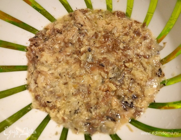 Рыбу консервированную кладем в салатник.