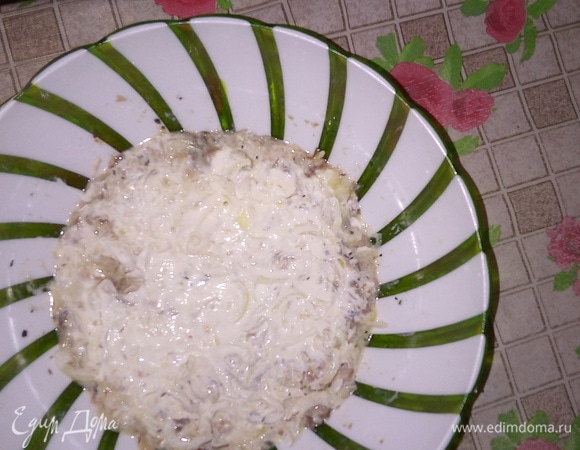 Промазываем лук майонезом.