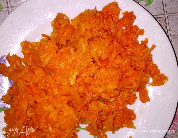Вареную морковь измельчаем на крупной терке.