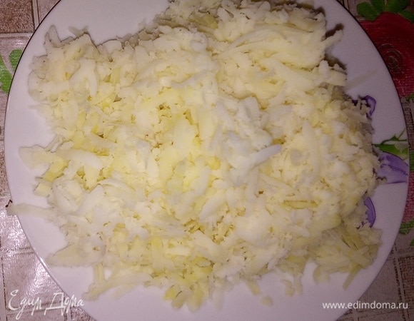 Вареный картофель измельчаем на крупной терке.