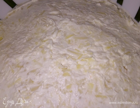 Так же, как все слои, промазываем майонезом.