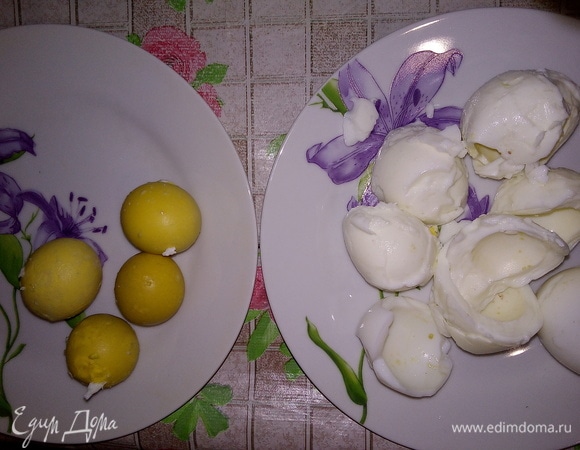 Сварить яйца. Очистить. Отделить белки от желтков.