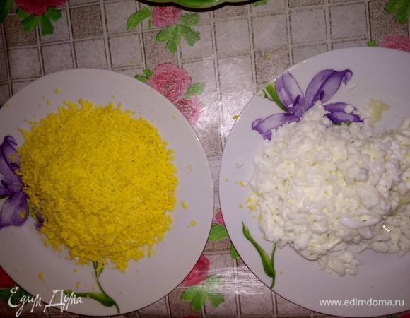 Белок измельчить на крупной терке, а желток — на мелкой.