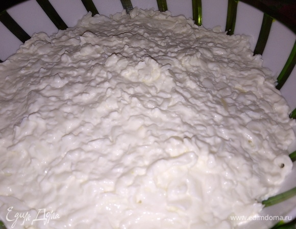 Белок отправляем в салатник, промазываем майонезом.