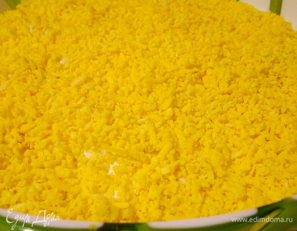 Желтком посыпаем сверху, это завершающий шестой слой. Майонезом промазывать уже не нужно.