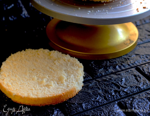 Я всегда убираю бисквит в холодильник на ночь. С утра разрезаем наш бисквит на 3 коржа. Бисквит очень белый. Пропитка необязательна, бисквит доволно влажный. Я немного пропитываю растопленным пломбиром с добавлением клубнично-сливочного ликера.