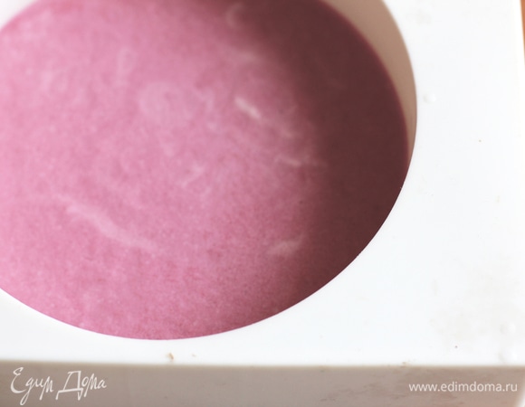 Замочить желатин в холодной воде (примерно 1:5) до набухания. Нагреть пюре и сахар до 80°C, добавить сок лимона, желатиновую массу и маскарпоне, пробить блендером. Остудить до 35°C. Сливки взбить до состояния талого мороженого и объединить обе массы. Вылить мусс в подготовленные кольца (у меня 14 см), заморозить. В данном случае я мусс делила на 3 части, третью вылила в форму для муссовых тортов с рифленой верхушкой и уложила после сборки торта на верхнюю часть торта.