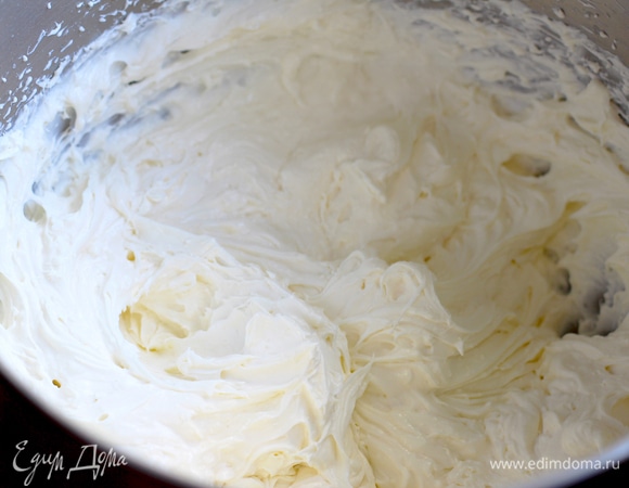 Крем для прослойки: сложить все холодные продукты в дежу и взбить до уплотнения. Взвесить и выложить в 2 кондитерских мешка поровну. Или условно разделить пополам, но я не рискую, всегда взвешиваю.