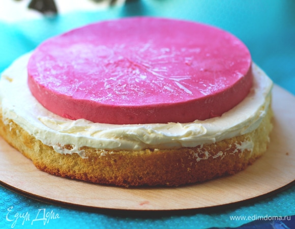 Далее пропитываем первый бисквит, на него выдавливаем часть крема, сверху укладываем замороженный мусс, делаем бортик из крема. Можете сразу собирать в кольце и в ацетатной пленке.