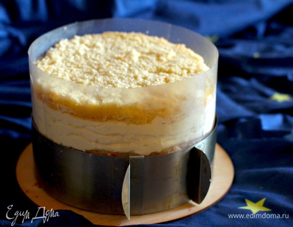 Оборачиваем ацетатной пленкой и зажимаем в кольцо. Сверху ставим груз (около 500 г) и отправляем в холодильник на 5–8 часов или на ночь.