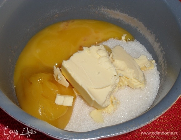 Подготовим продукты. Готовим медовое тесто. В кастрюлю выкладываем сахар, мед, сливочное масло и яичные желтки.