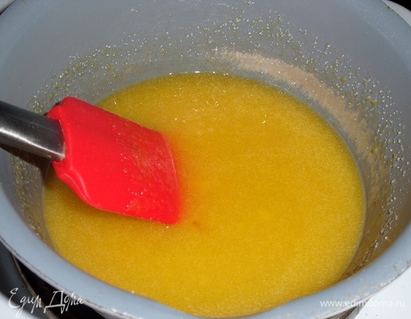 Кастрюлю ставим на слабый огонь или водяную баню. Массу подогреваем, постоянно помешивая, но не доводим до кипения.