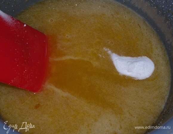 Убираем кастрюлю с огня. Добавляем пищевую соду и перемешиваем массу.