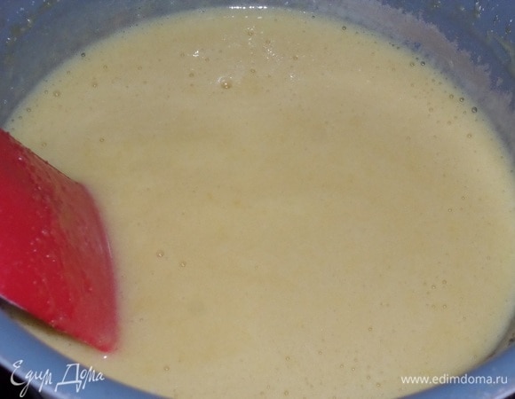 Смесь становится более светлой и похожей на пену.