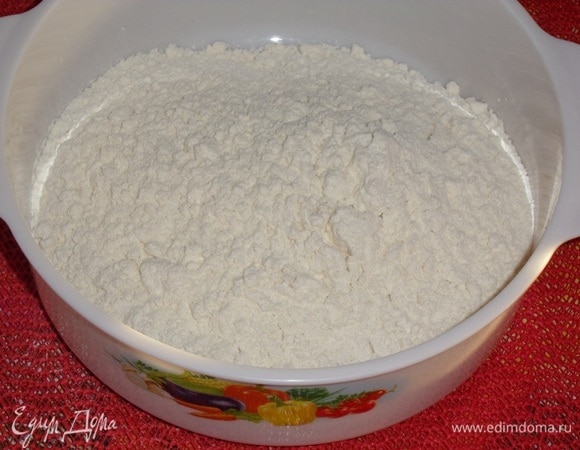 Муку просеиваем в чашку.