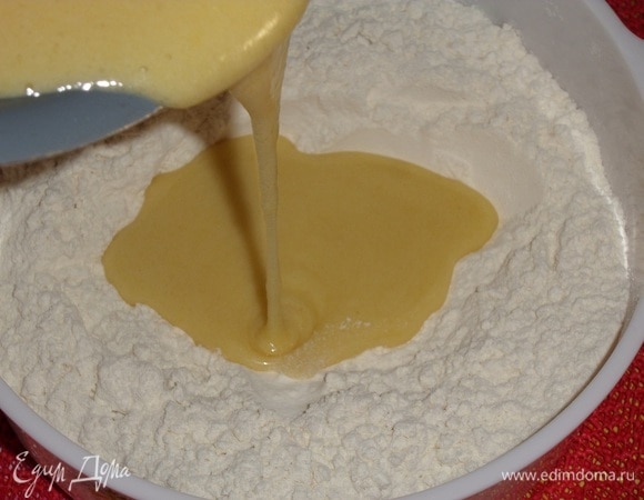 Добавляем сюда медовую смесь.