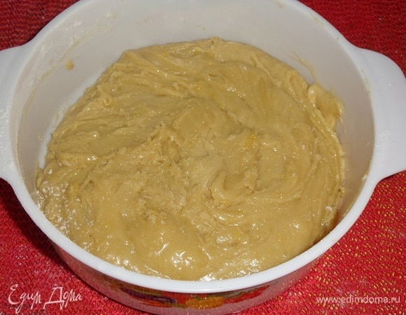 Замешиваем тесто. Оно получается мягким и липким. Так и должно быть.