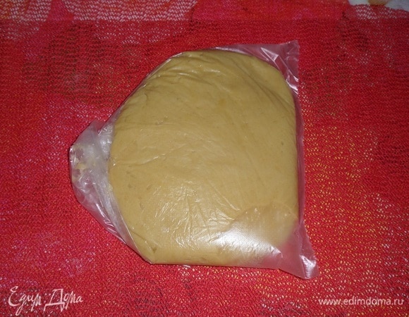 Перекладываем тесто в пакет и убираем в холодильник на ночь.