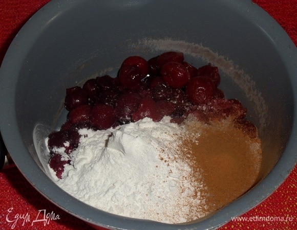 Готовим вишневую начинку. В кастрюлю выкладываем вишню, предварительно удалив из нее косточки (у меня свежемороженая без косточек). Добавляем сахар, кукурузный крахмал и корицу.