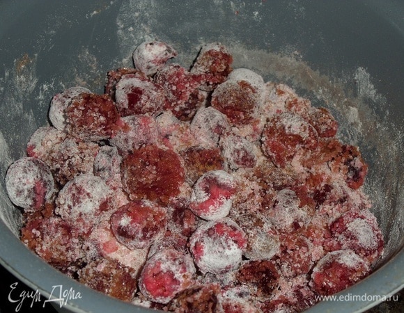 Хорошо перемешиваем ингредиенты. Затем доливаем воду. Ставим кастрюлю на огонь.