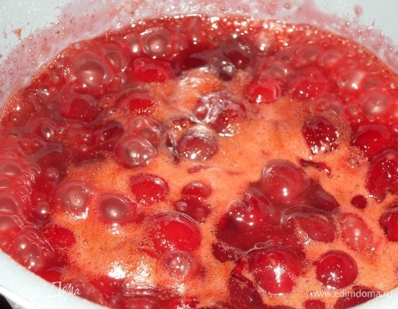 Доводим массу до кипения. Провариваем 2 минуты и убираем кастрюлю с огня. Приготовленную массу остужаем до комнатной температуры, а затем убираем на 1–2 часа в холодильник.