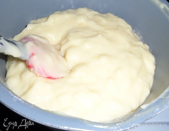 Помещаем кастрюлю на водяную баню и варим смесь, постоянно ее помешивая. Процесс длится около 10 минут. Масса становится густой и однородной. Убираем кастрюлю с заварной основой с водяной бани.