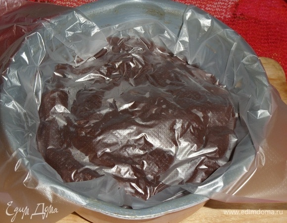 Накрываем пленкой. Остужаем, используя чашку со льдом (кастрюлю с заварной основой помещаем в чашку со льдом).