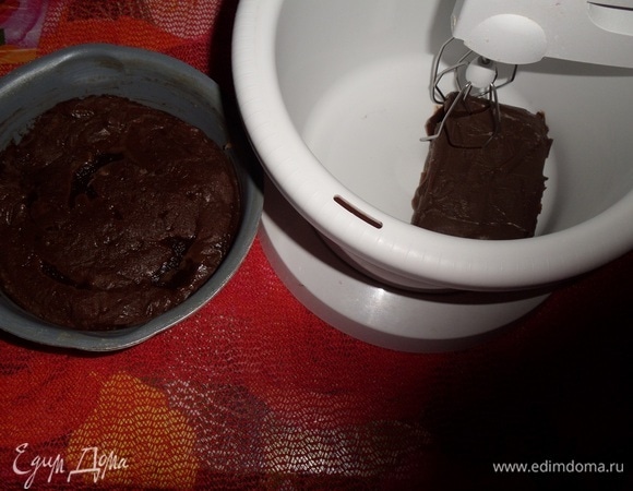 В чашу миксера выкладываем размягченное шоколадное сливочное масло. Взбиваем до пышности.