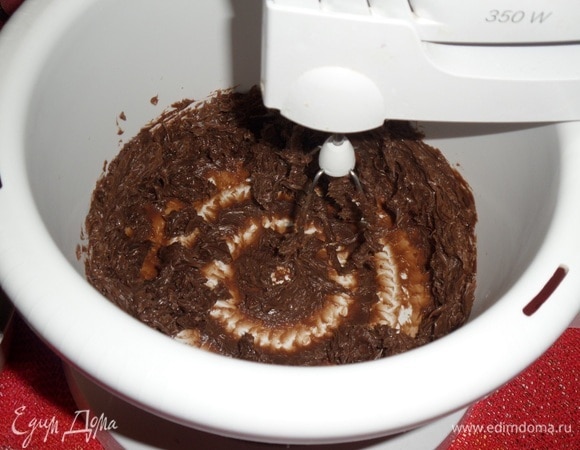 Постепенно (по 1 ч. л.) в чашу добавляем шоколадную заварную основу.