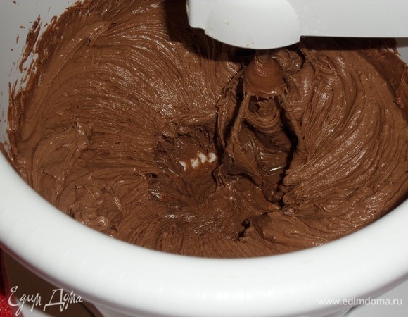 Взбиваем массу до состояния пышного и однородного крема. Убираем шоколадный крем в холодильник.