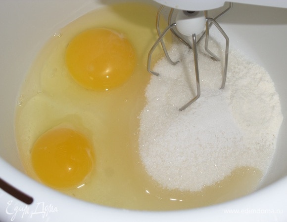 Приготовим шоколадные бисквиты. Включаем духовку. В рецепте я указала общий вес ингредиентов для шоколадного бисквита. Можно испечь один корж и разрезать его на 3 части. Моя кухонная техника не позволяет это сделать, поэтому я выпекала 3 коржа размером 17 х 17 см. Итак, для 1 шоколадного коржа необходимо 90 г сахара, щепотка ванилина, 1/2 ч. л. разрыхлителя и 2 яйца. Все выложить в чашу миксера и взбивать до пышной светлой массы.