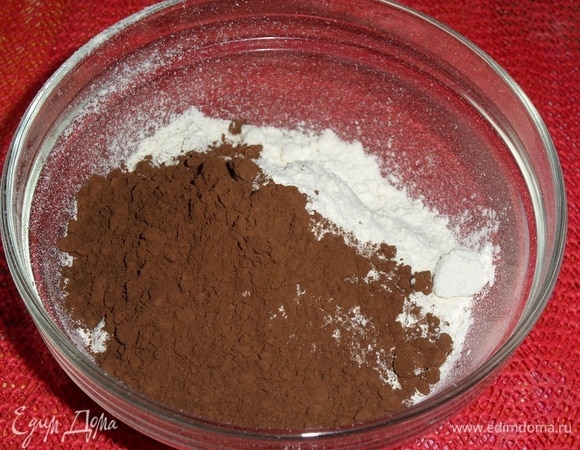 В чашку выкладываем 70 г муки и 10 г какао. Перемешиваем венчиком.