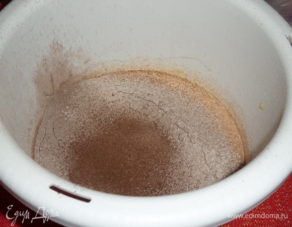 В чашу миксера со взбитой яичной массой просеиваем муку и какао. Аккуратно перемешиваем массу лопаткой.