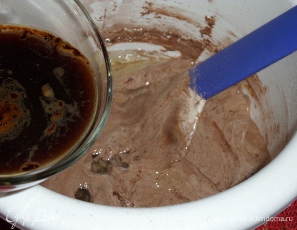 Добавляем 2 ст. л. растительного масла и растворимый кофе.