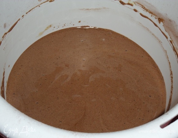 Аккуратно, но быстро перемешиваем массу.